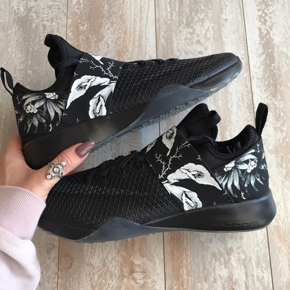 nike air zoom strong 2 metallic